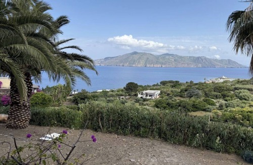 Lingua House | Villa nestled in the green in Salina, with beautiful views of Lipari.