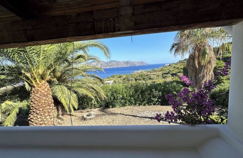 Lingua House | Villa nestled in the green in Salina, with beautiful views of Lipari.