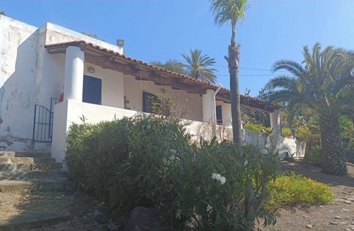 Lingua House | Villa nestled in the green in Salina, with beautiful views of Lipari.