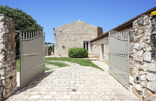 Rosolini Villa | Villa Ramunna by Villa Plus