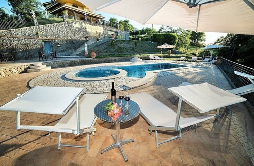 Montefiascone Villa | Villa Rinalda Piccola: A bright and cheerful four-story villa located on top of a small hill, with Free WI-FI.