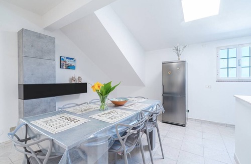 Tiche Apartment | Villa Segesta holiday flat with terrace, WiFi and air conditioning