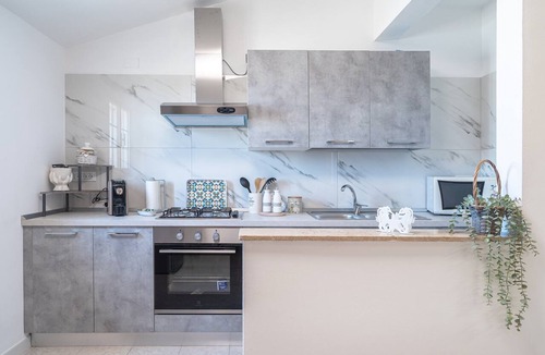 Tiche Apartment | Villa Segesta holiday flat with terrace, WiFi and air conditioning
