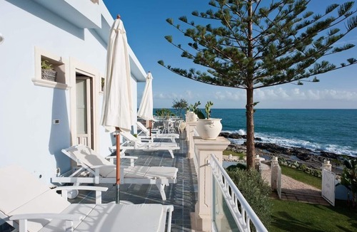 Fontane Bianche Villa | Villa Seranta, sea front villa near town