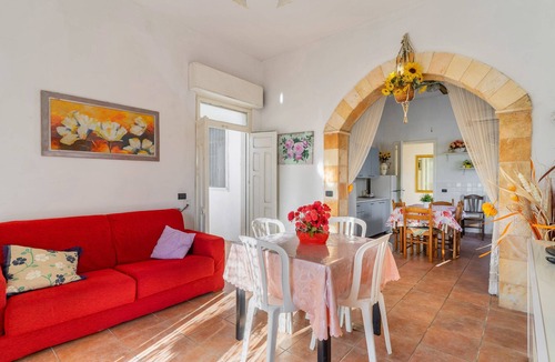 Torre Lapillo Villa | Villa 'Villetta A Torre Lapillo' with Sea View, Shared Terrace and Air Conditioning