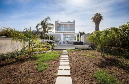 Altavilla Milicia Villa | Villa 'Zefira Mare' with Sea View, Wi-Fi and Air Conditioning