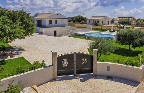 Cava dʼAliga Villa | Villetta Bianca, Scicli, Italy