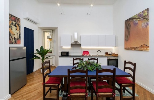 Chiaia Apartment | Warm and welcoming apartment, ideal for families or groups of friends.
