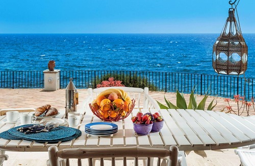 Fontane Bianche Villa | Waterfront villa with panoramic terrace and garden