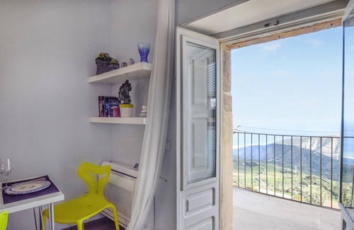 Tusa Apartment | With a beautiful view of the sea, this comfortable vacation apartment in Tusa welcomes you.