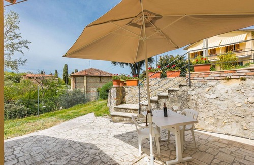 Montefollonico House | Wonderful private villa for 5 people with WIFI, A/C, TV, patio, pets allowed and panoramic view