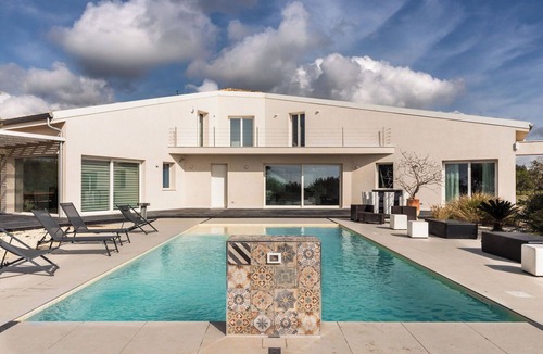 Noto Villa | Wonderful private villa for 8 guests with private pool, WIFI, A/C, TV, patio and panoramic view