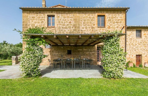 Sorano House | Wonderful private villa for 20 people with private pool, WIFI, patio and pets allowed