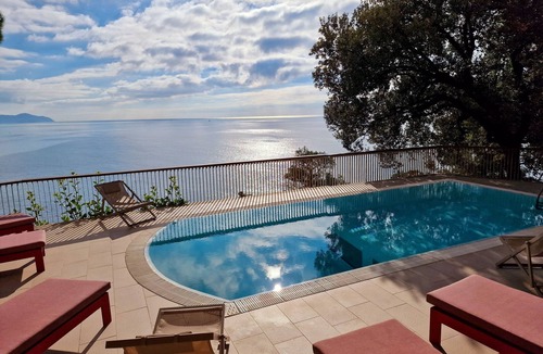 Zoagli House | Zoagli, 15km de Portofino. Pool and sea view with private access to the water.