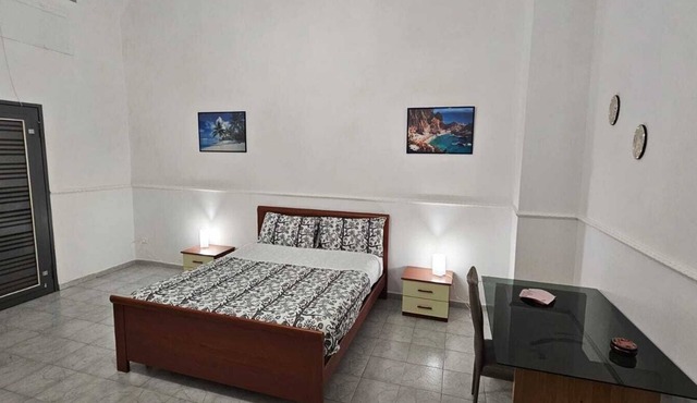 2 minutes from the Train .Apartment great for families and groups
