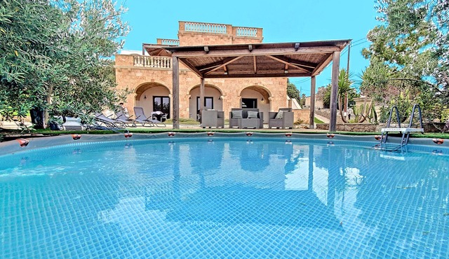 3-apt house with private pool, 250m from beach