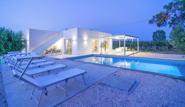 4 en-suite, 3 km from Nature Reserve sandy beach, swimming pool, prestigious