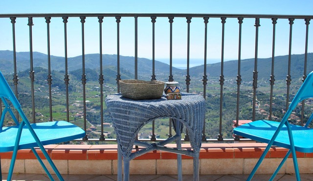 44 Steps Holiday Home - terrace with sea view, equipped kitchen, desk with wifi