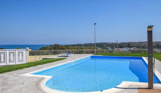 5 bedroom gorgeous home in Brucoli