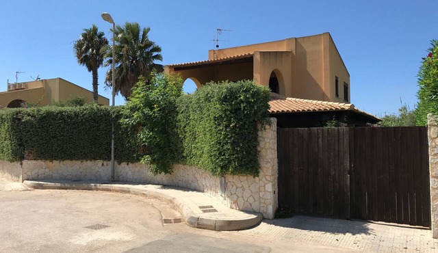 50 steps from the sea - Single house with large garden and verandas