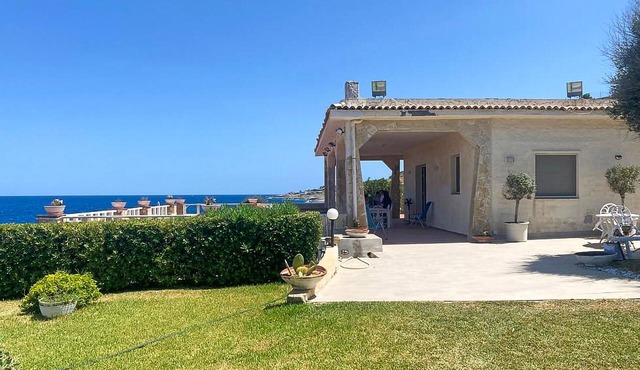 6 bedroom awesome home in Brucoli