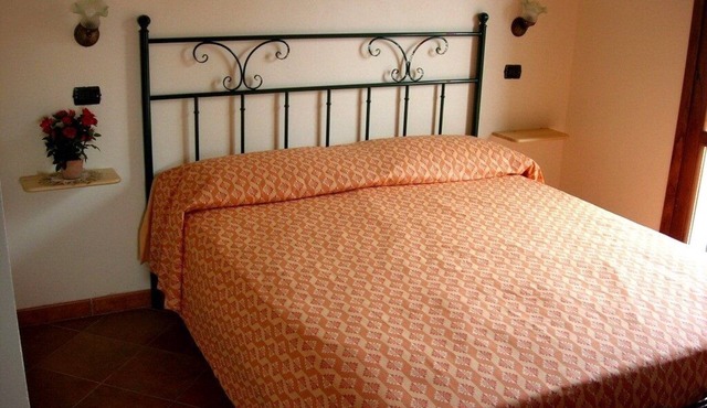 A few minutes from the sea and Tropea, small one-bedroom apartment in farmhouse residence