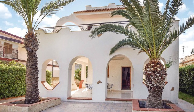 About 15 km from Siracusa is this vacation home with large garden surrounded by trees and native hed