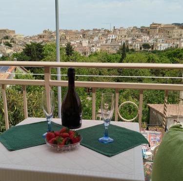 Accoglienza autentica, parcheggio e vista su Tricarico in Basilicata, Io Sono Qui