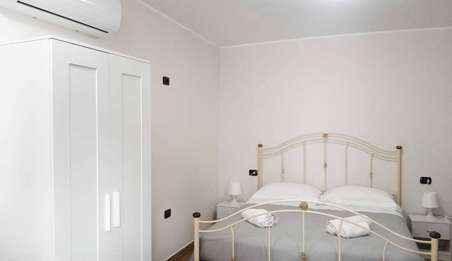 Accommodation in center, Doria Castle, Town Villa, stores, bars, pubs, transportation.