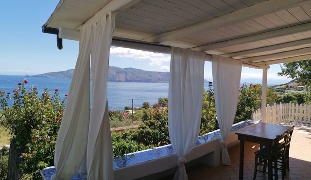 Aeolian cottage sea view