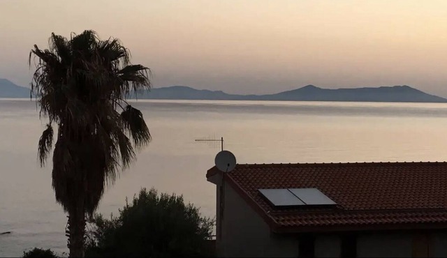 Aeolian view villa 20 meters from the sea, with garden