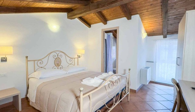 Affittacamere Il Gelsomino 6 is a double room located in the peaceful village of Carrodano, in the province of La Spezia. Here guests can enjoy a relaxing stay surrounded by the quiet atmosphere of the Ligurian countryside while still being within easy r