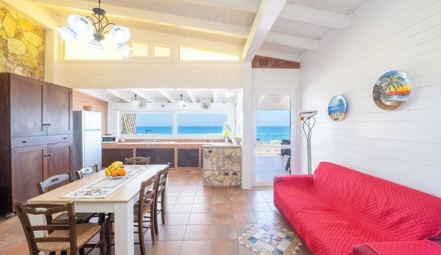 Amazing 100sqm Apartment 200m from the sea 6 people "GmC"