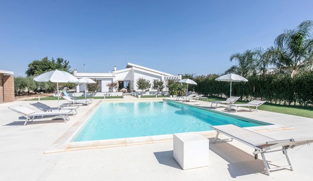 Amazing home in Rosolini with private swimming pool, can be inside or outside