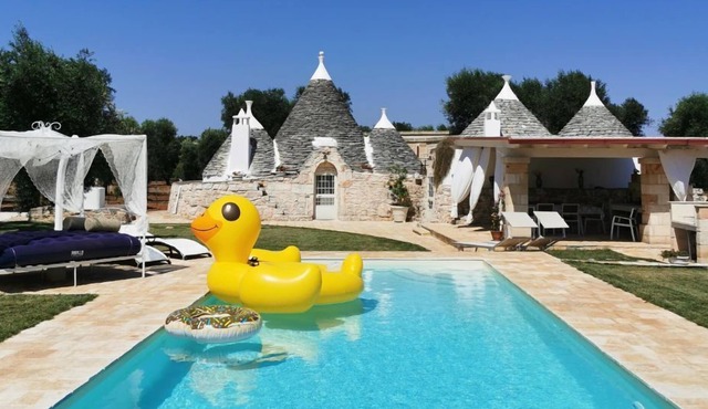 Antico trullo ristrutturato con piscina e giardino