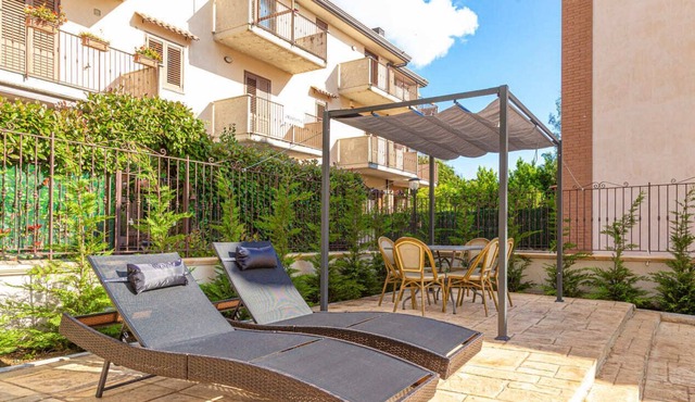Apartment with large garden with barbecue, deck chairs and gazebo (Usignolo)