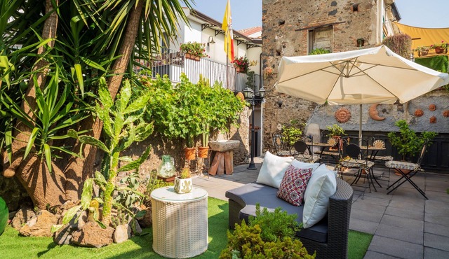 Apartment 'A Ugghia' with Private Garden, Shared Heated Pool, Wi-Fi & Air Conditioning