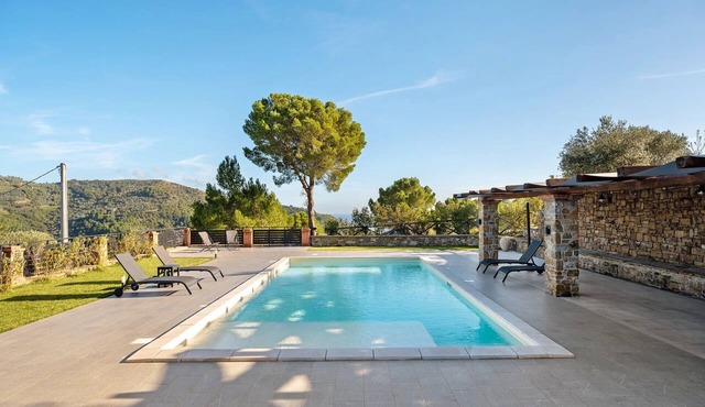 Apartment 'Appartamento Ulivo Vista Piscina' with Sea View, Wi-Fi and Air Conditioning