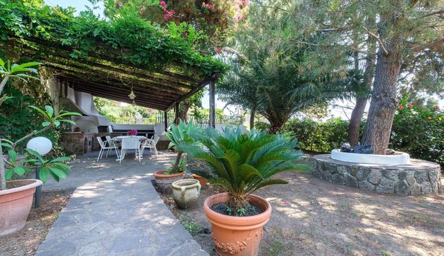 Apartment 'Bougainville' with Sea View, Wi-Fi and Air Conditioning
