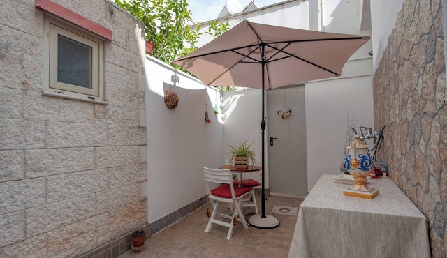Apartment 'Casa Degli Zii' with Private Garden, Wi-Fi and Air Conditioning
