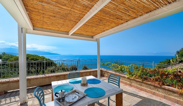Apartment 'Giallo' with Sea View, Wi-Fi and Air Conditioning