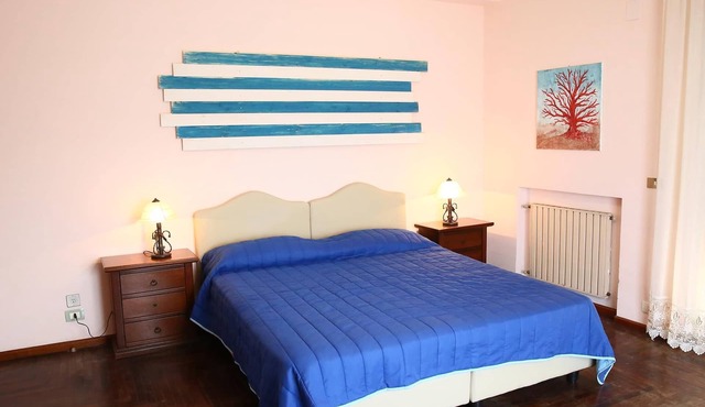Apartment in the center: 5 bedrooms; 10 beds; 3 bathrooms