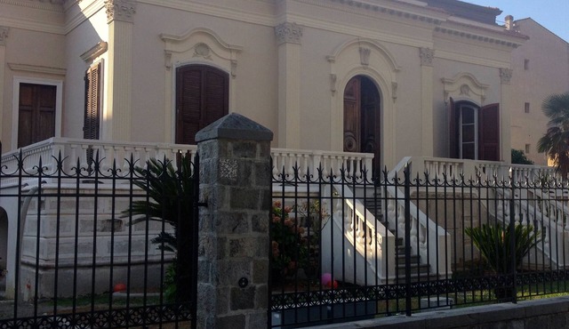 Apartment in a period villa, just a few steps from the sea