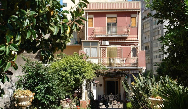 Apartment in a small villa with garden in Catania