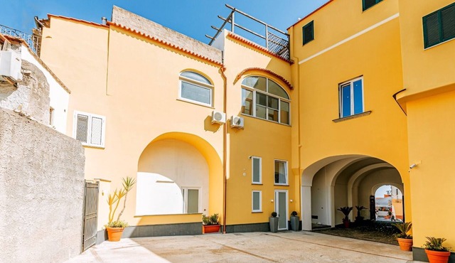 Apartment in historic building in the center and on the sea