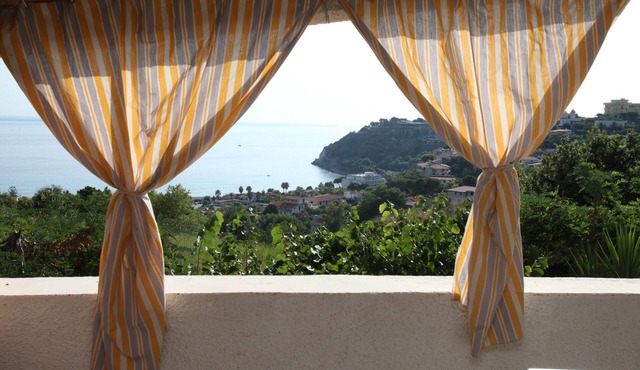 Apartment in Three-Family Villa with Large Balcony with Sea View "OPUNTIA"