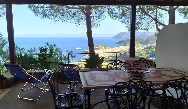 Apartment in Villa "Stromboli" with Sea View, Wi-Fi and Air Conditioning