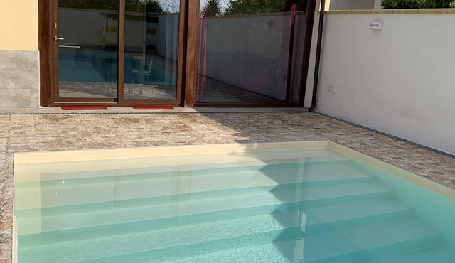 Apartment in villa with swimming pool 700m from the sea