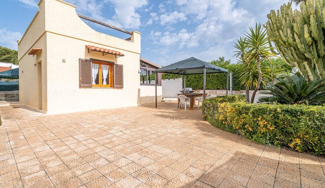 Apartment 'La Gialla' with Private Terrace, Wi-Fi and Air Conditioning
