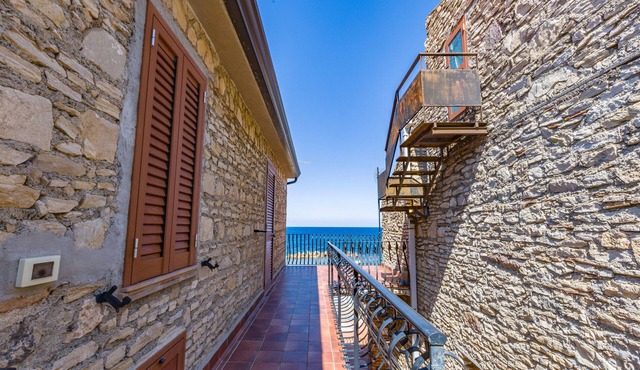 Apartment 'La Risacca Suite' with Sea View, Private Terrace and Air Conditioning